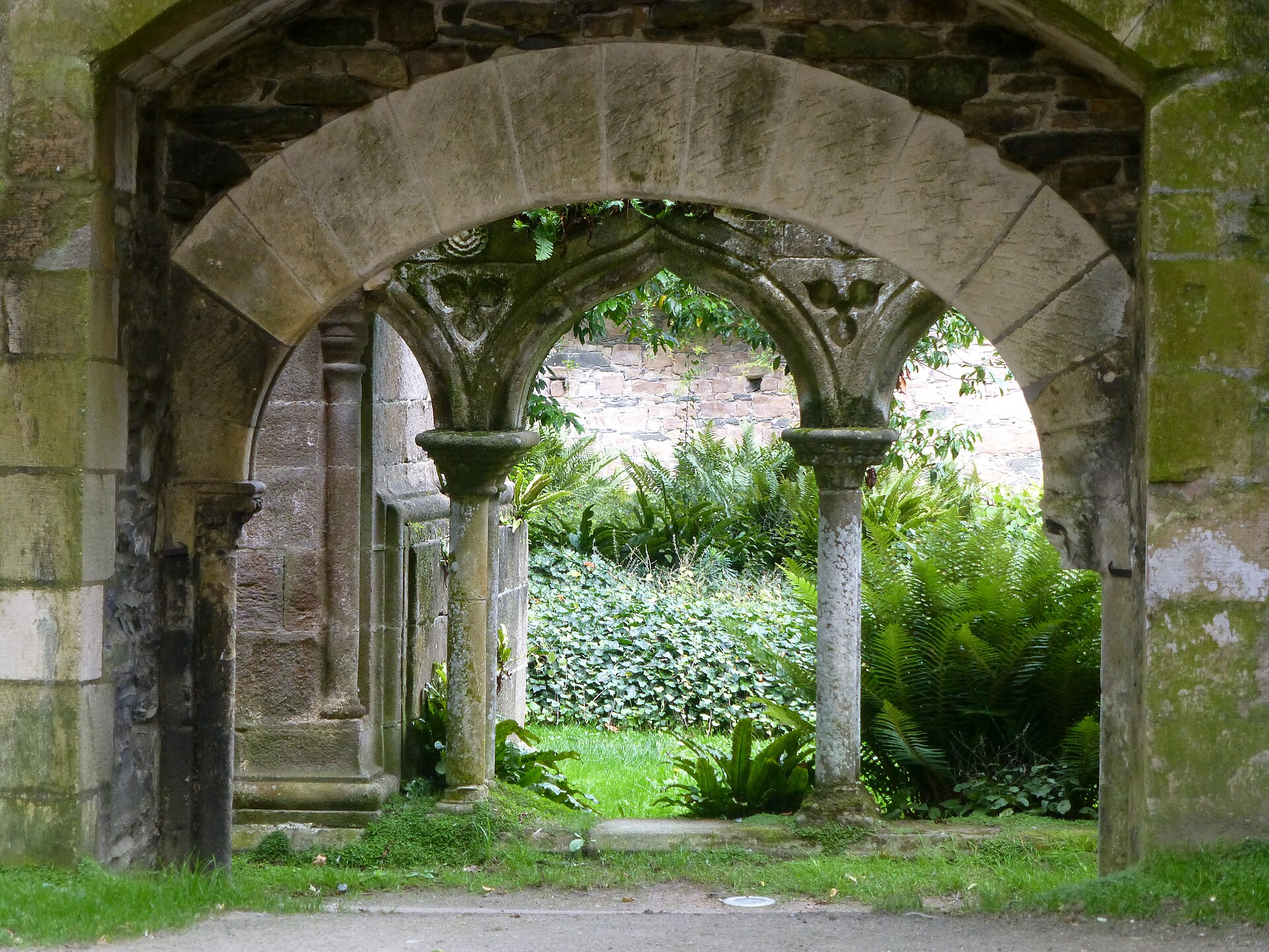 Arches et cloître de l'abbaye de Beauport à Kérity, près de Paimpol