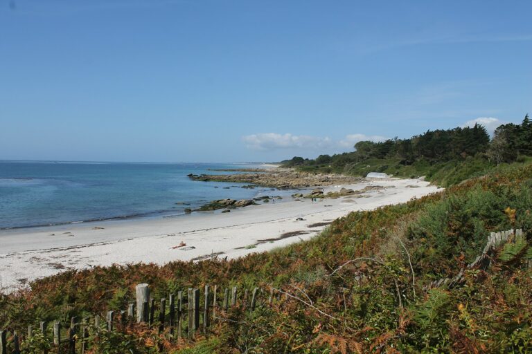 Plage des Dunes à Beg-Meil : sable blanc, rochers de granit et eau turquoise