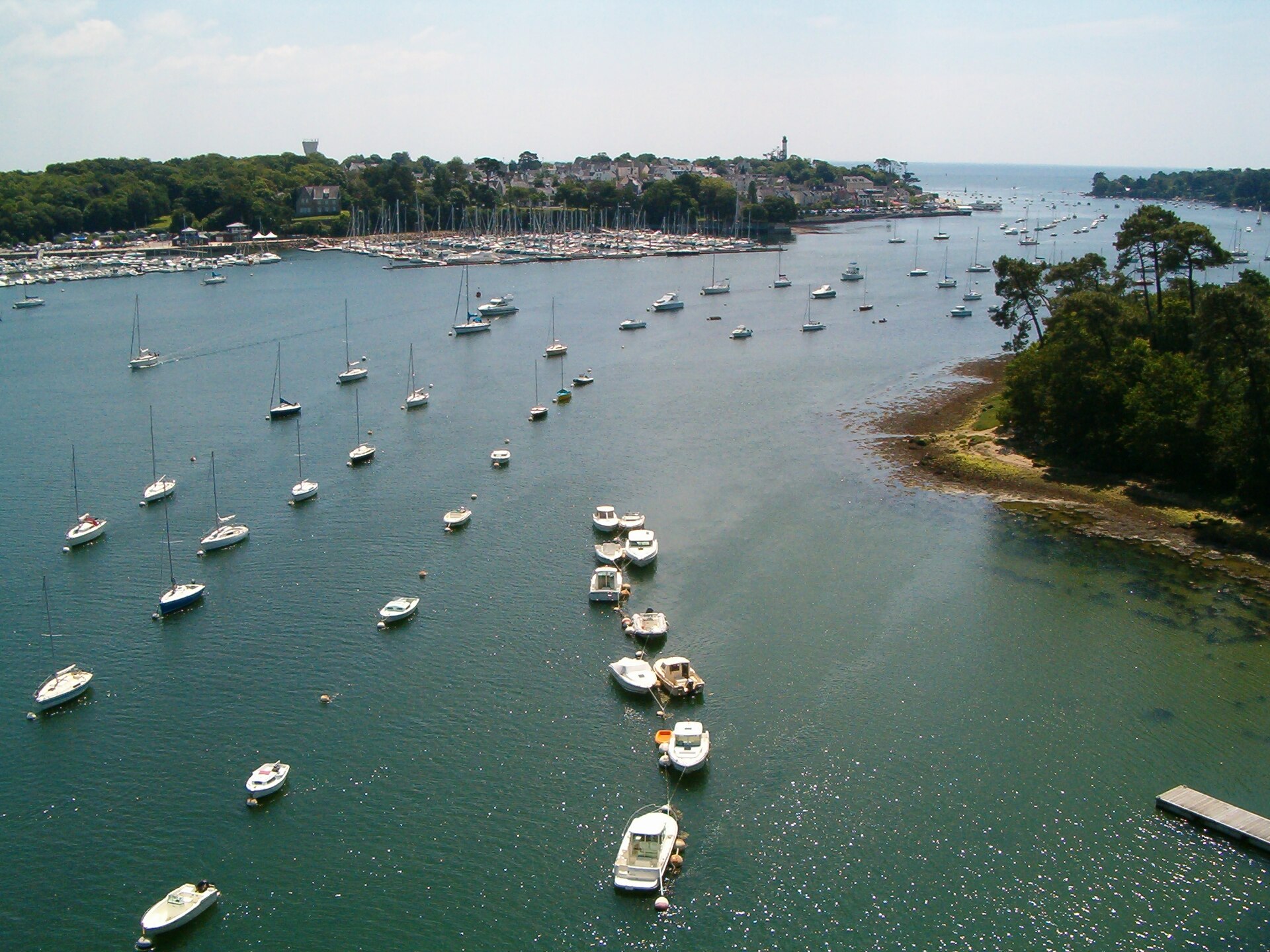 Le port de plaisance de Bénodet et l'embouchure de l'Odet, voiliers au mouillage