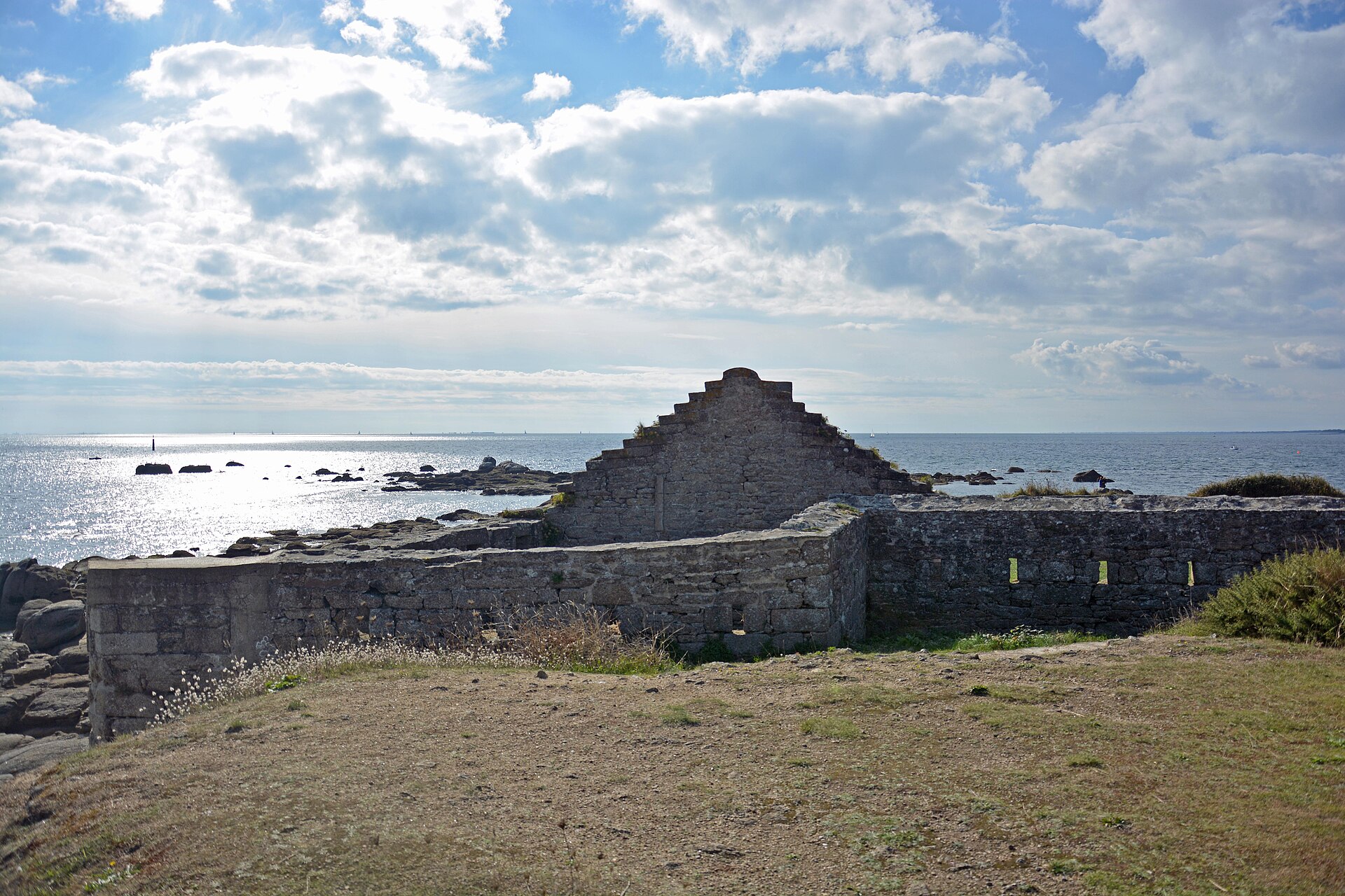 Les ruines du fort du Cabellou au bord de la mer, près de Concarneau, sur le GR34