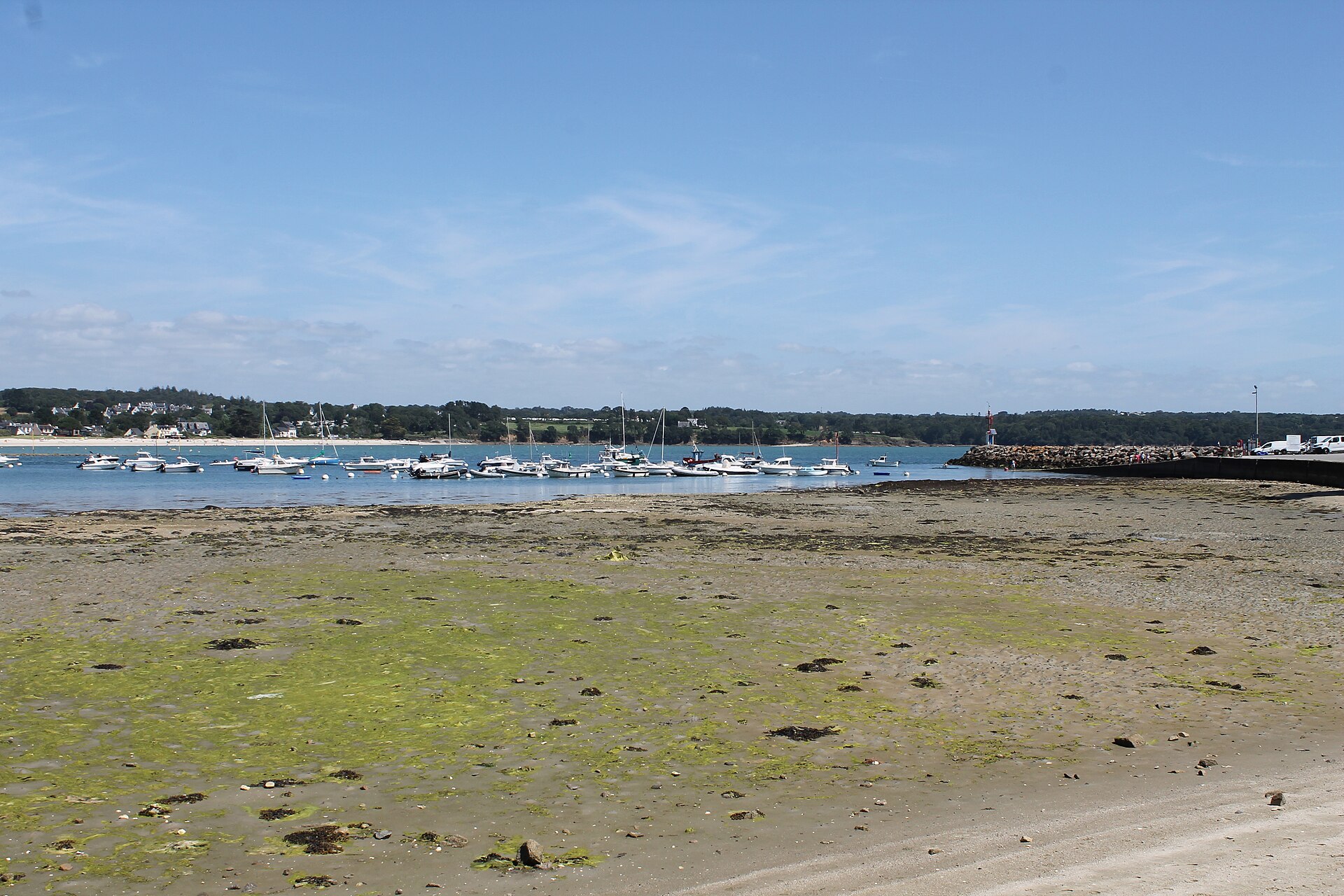 Bateaux au mouillage dans la baie du Cap Coz à Fouesnant, eau calme et ciel bleu