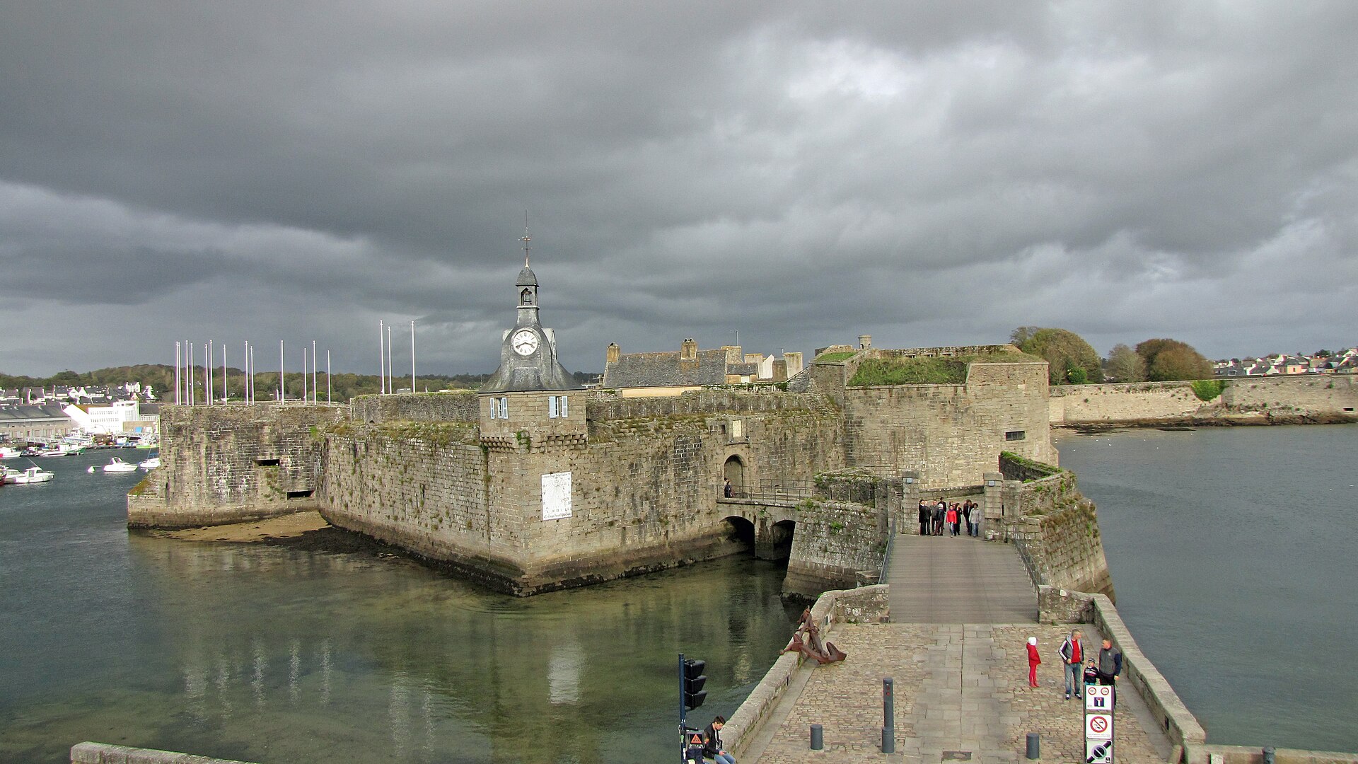 L'entrée fortifiée de la Ville Close de Concarneau, remparts de granit et beffroi