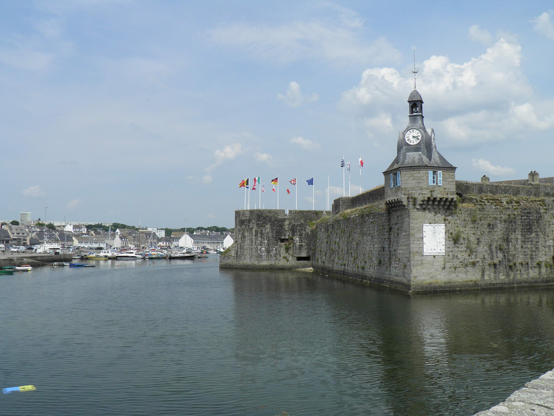 La Ville Close de Concarneau, remparts de granit, beffroi et port sous le soleil