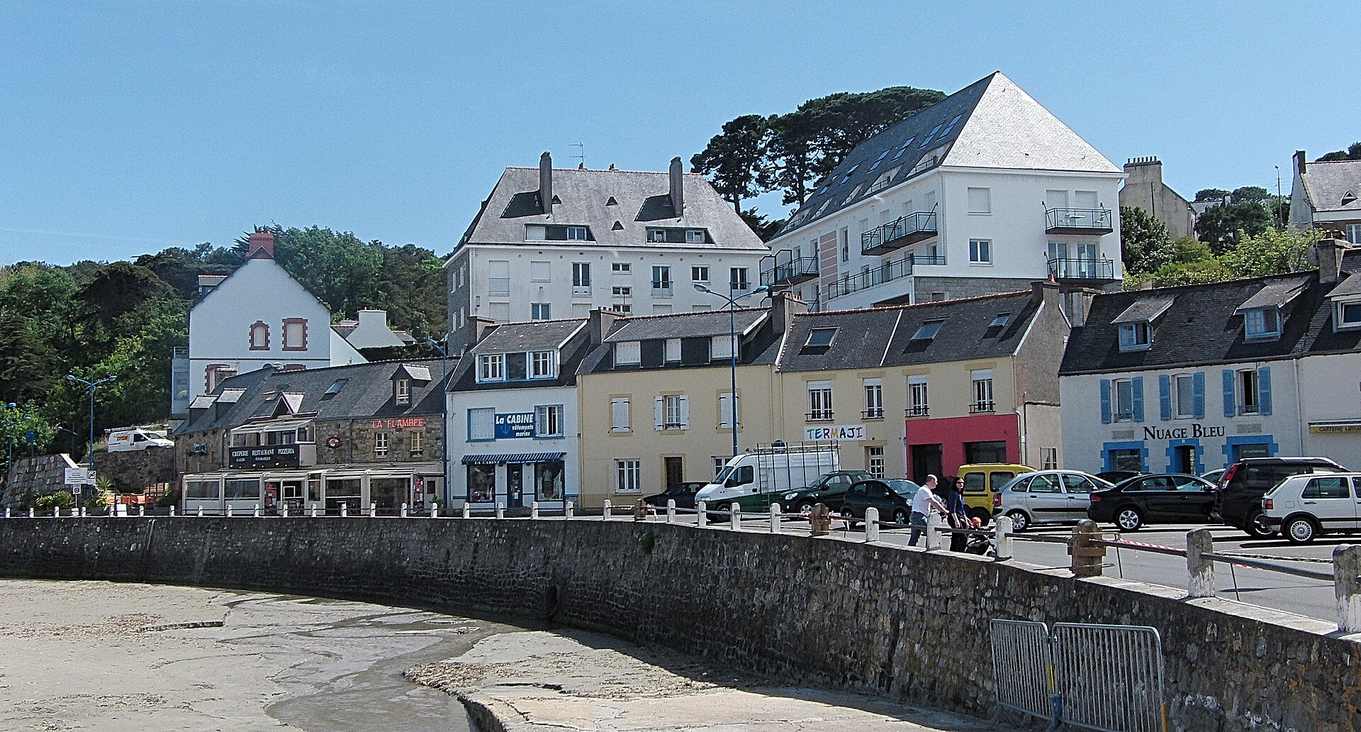 La plage et le front de mer de Morgat sur la presqu'île de Crozon