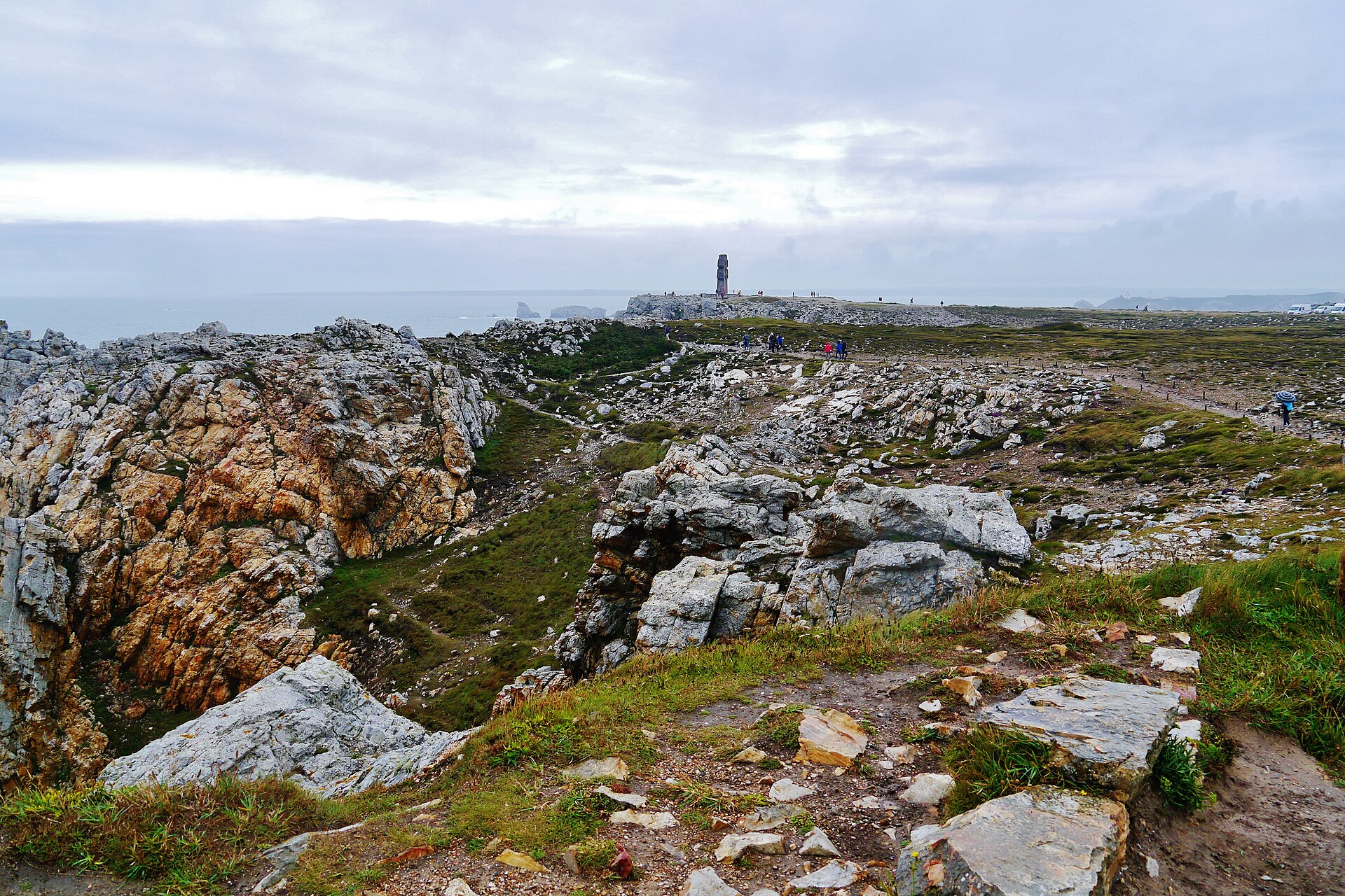 La pointe de Pen-Hir sur la presqu'île de Crozon, rochers et lande