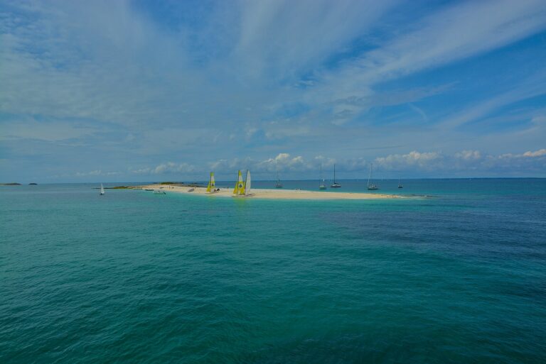 Langue de sable de l archipel des Glenan, catamarans et eau turquoise