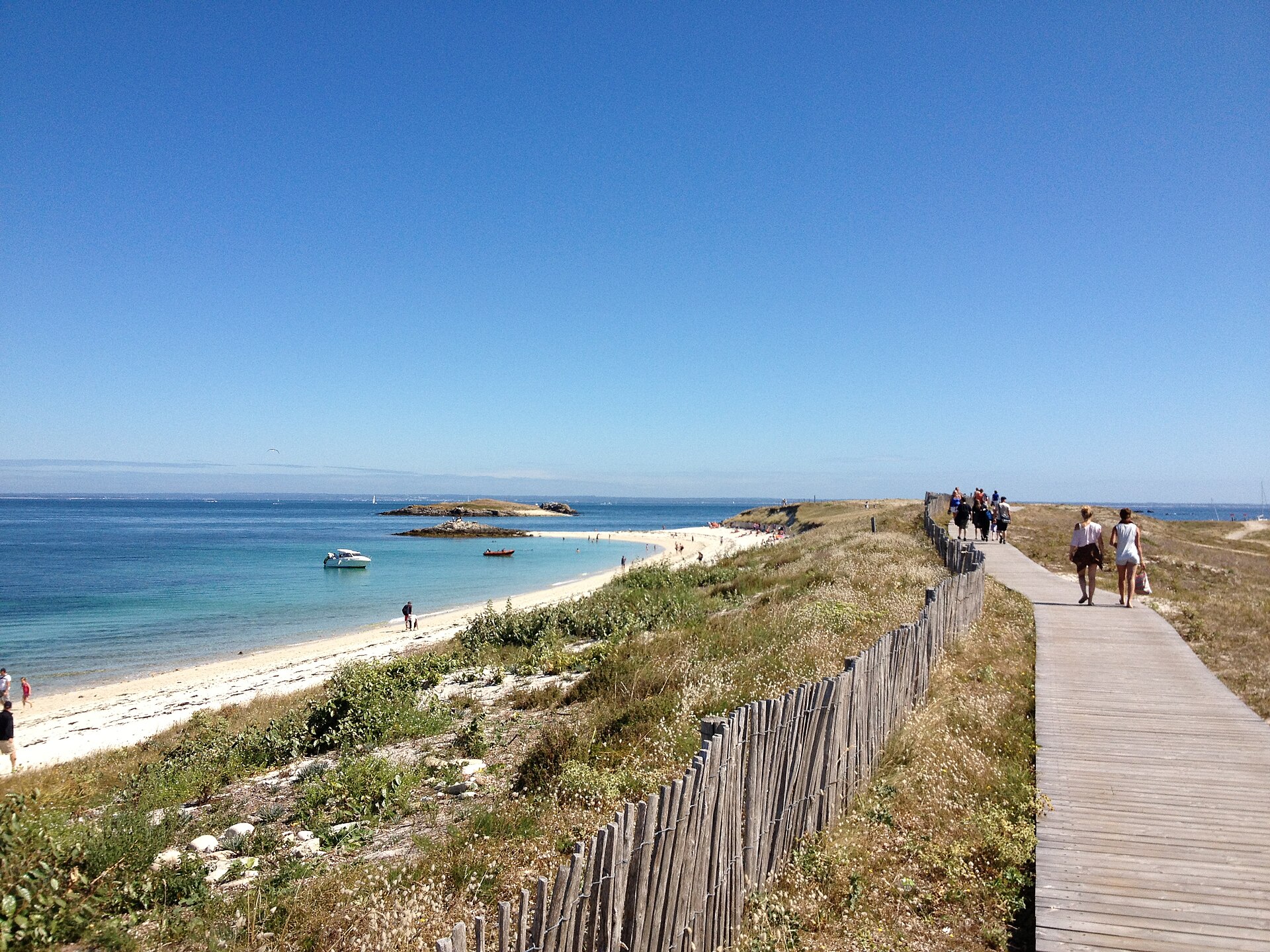 Plage de sable blanc, ganivelles et eau turquoise de l'île Saint-Nicolas aux Glénan