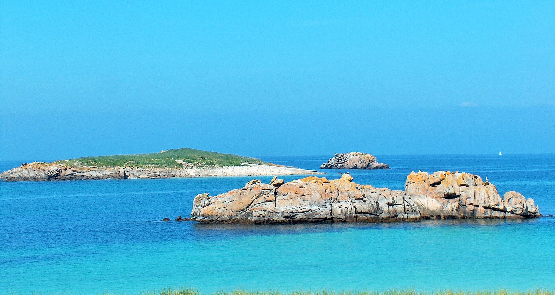 Eau turquoise et rochers de granit rose de l'archipel des Glénan
