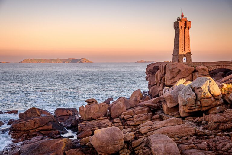 Phare de Men Ruz a Ploumanac h parmi les rochers de granit rose au couchant