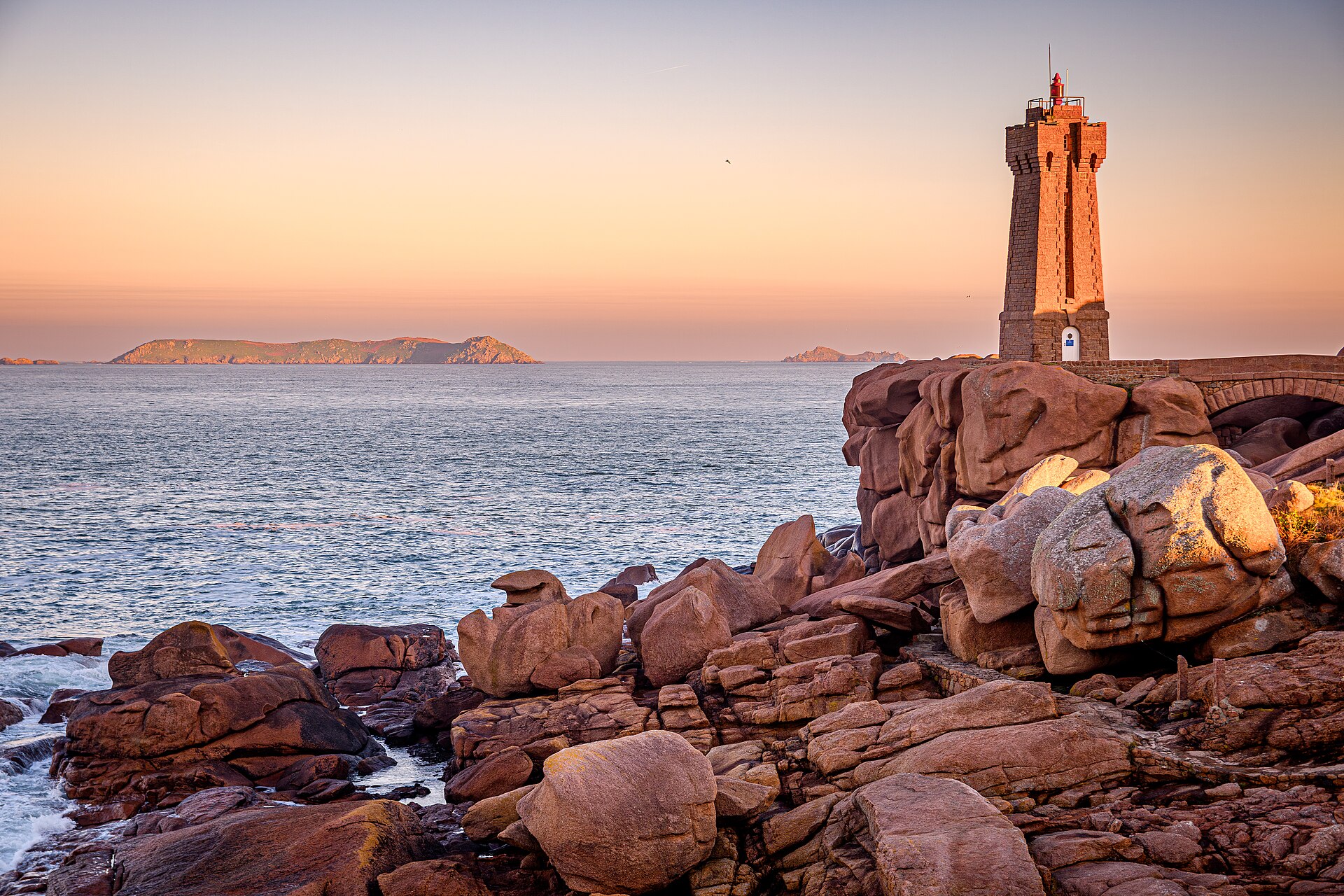 Le phare de Ploumanac'h parmi les rochers de granit rose au coucher du soleil