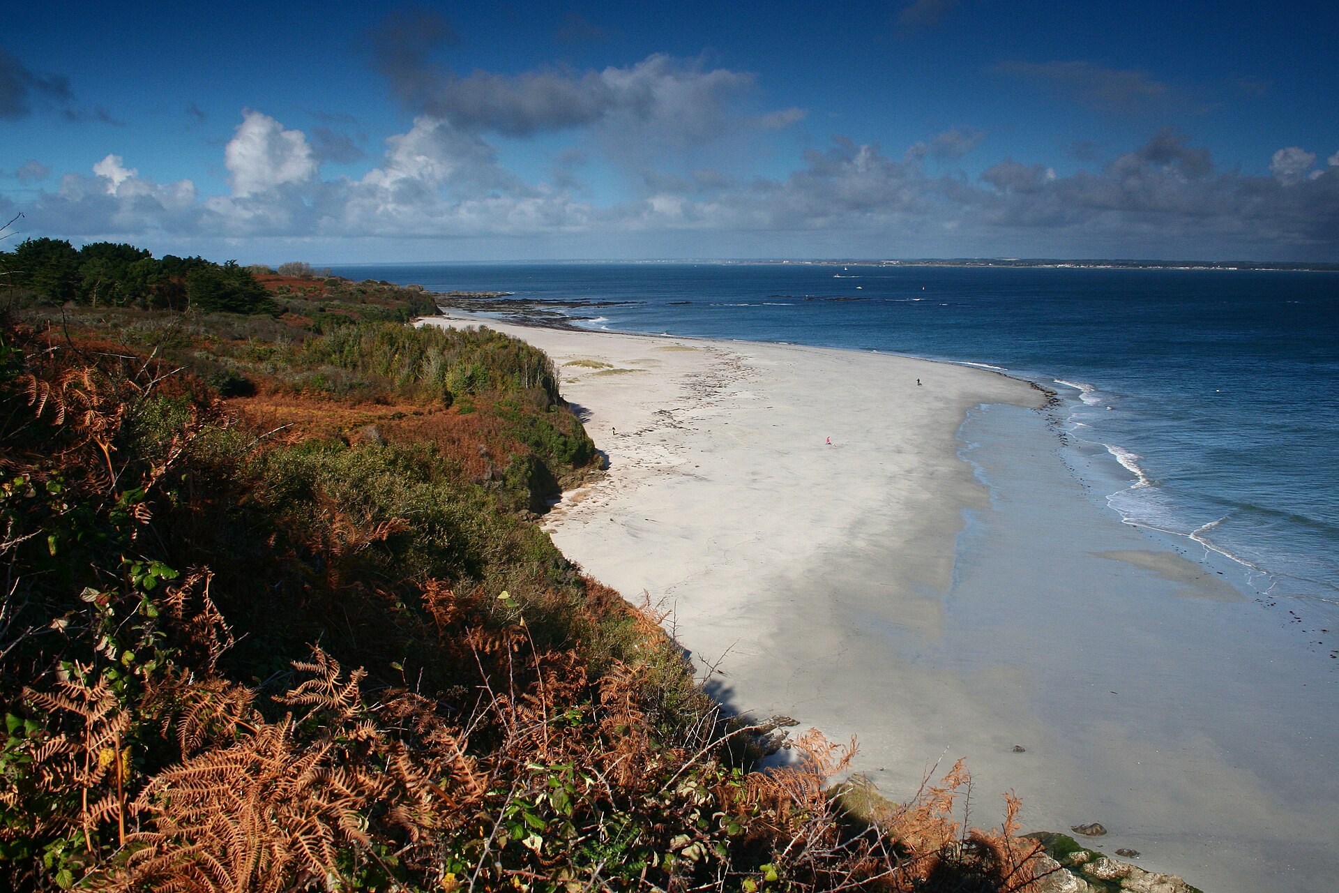 La plage des Grands Sables sur l ile de Groix, longue courbe de sable blanc