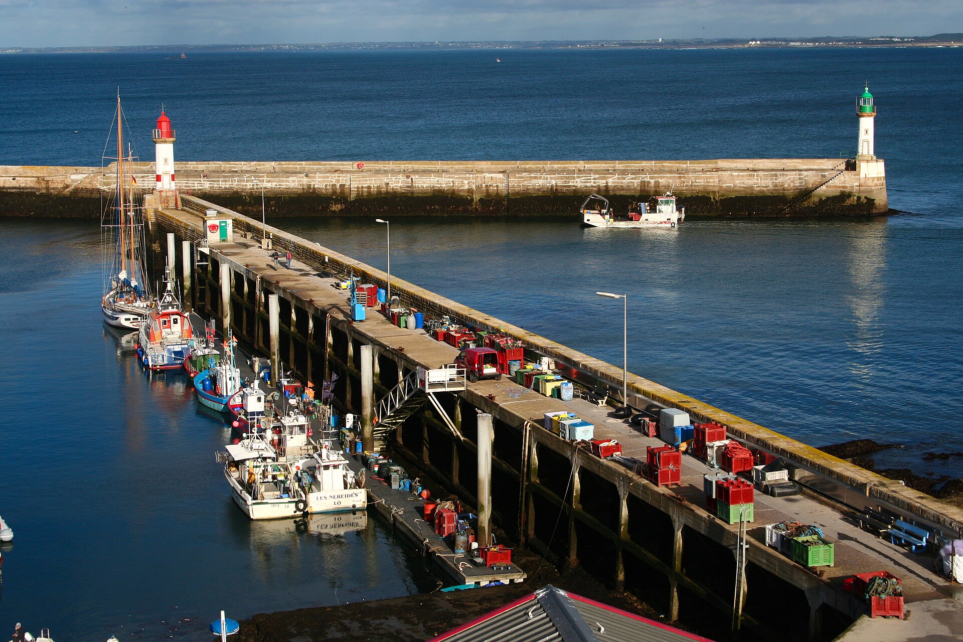 Port-Tudy, le port principal de l'île de Groix, maisons colorées et bateaux