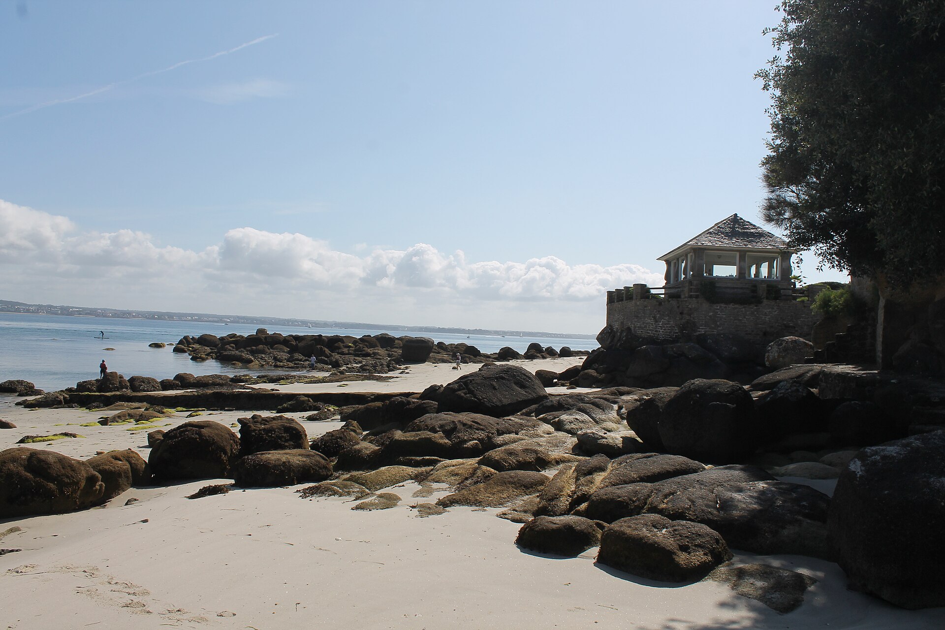 Plage de Guel Brao a Beg-Meil, sable clair, rochers de granit et gloriette