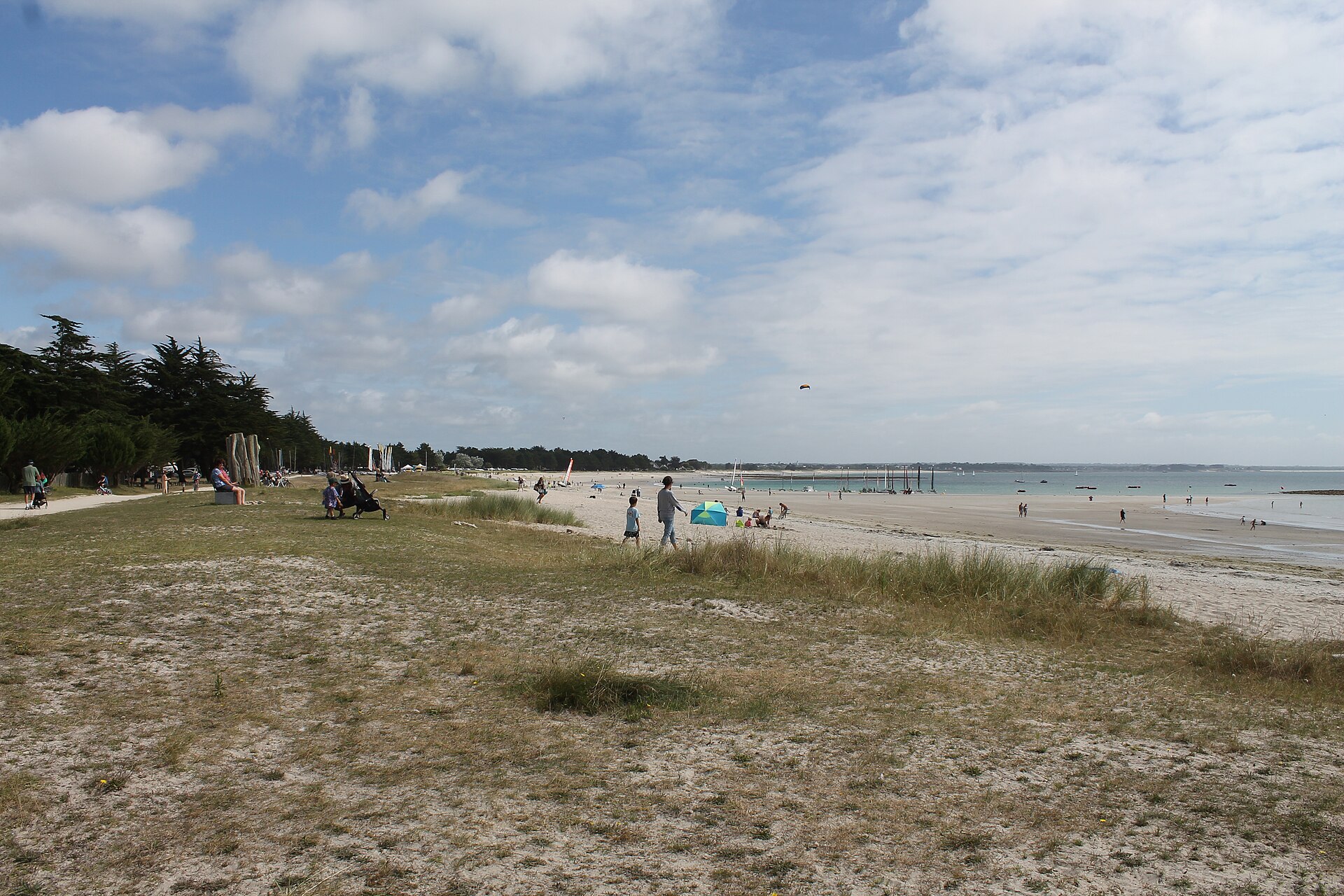La Grande Plage de l Ile-Tudy, sable, pins et ecole de voile