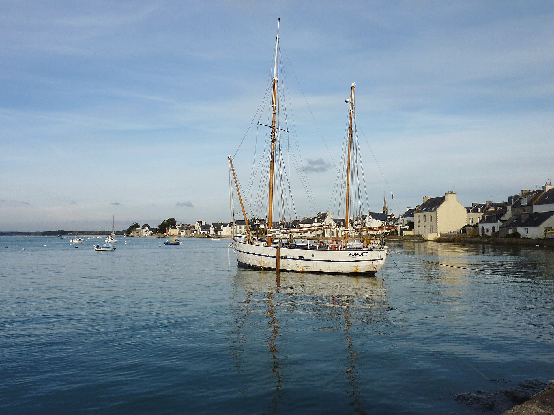 Le passeur et les bateaux dans le port de l'Île-Tudy face à Loctudy