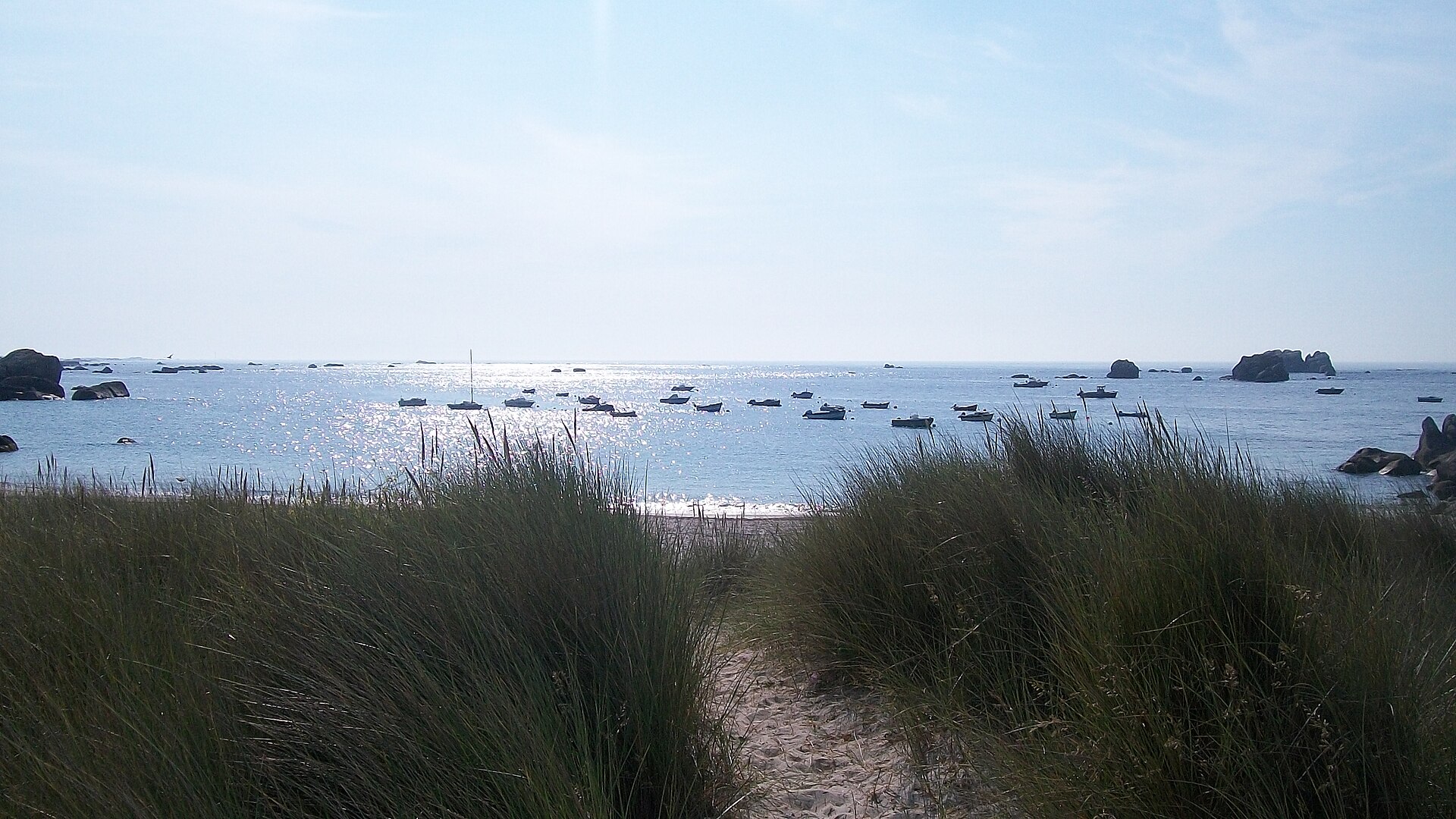 Plage et chaos de rochers de granit à Meneham, Kerlouan, côte des Légendes