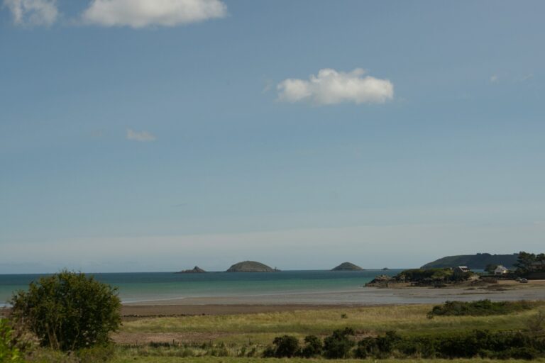 Vue sur la baie de Paimpol, ses îlots et la côte à marée basse