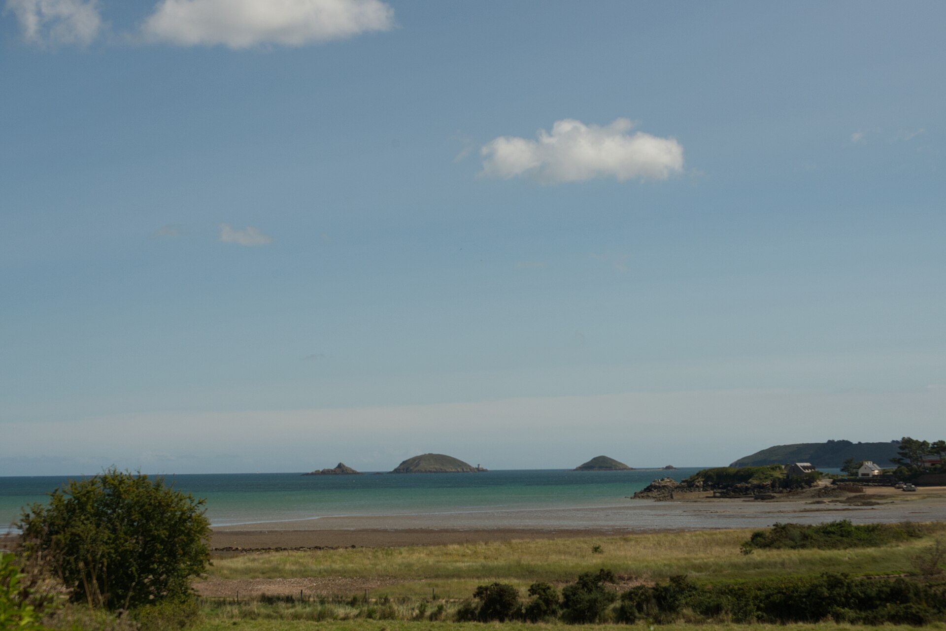 Vue sur la baie de Paimpol, ses îlots et la côte à marée basse