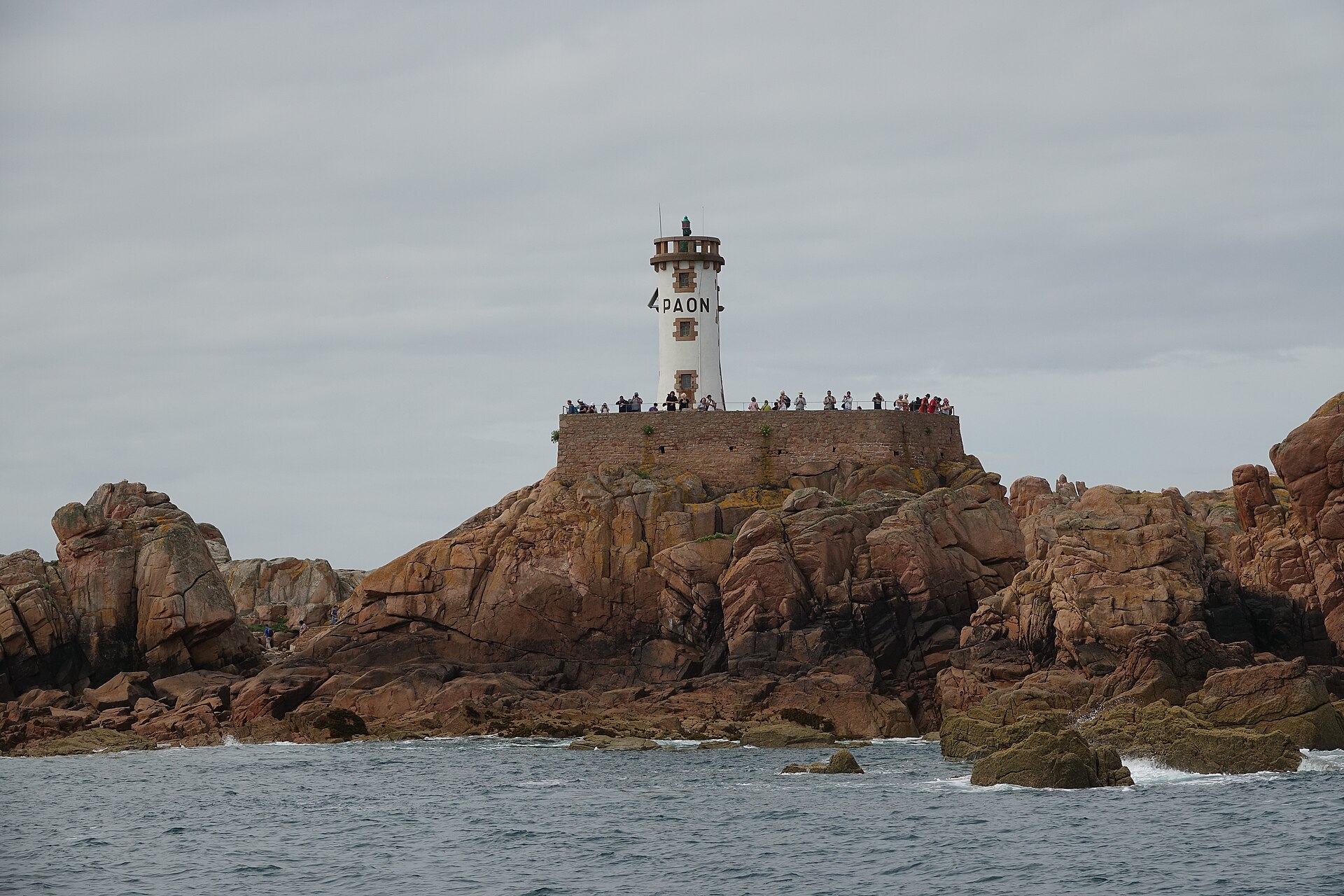 Le phare du Paon sur les rochers de granit rose, pointe nord de l'île de Bréhat