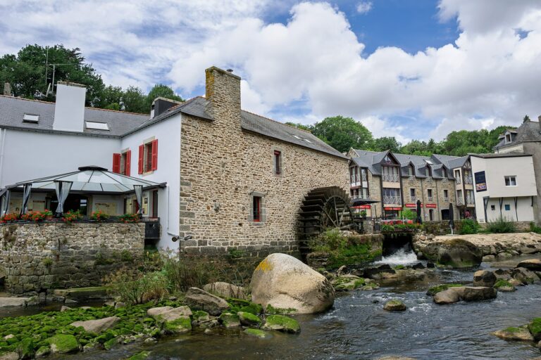 Le moulin du Grand Poulguin et sa roue a aubes au bord de l Aven