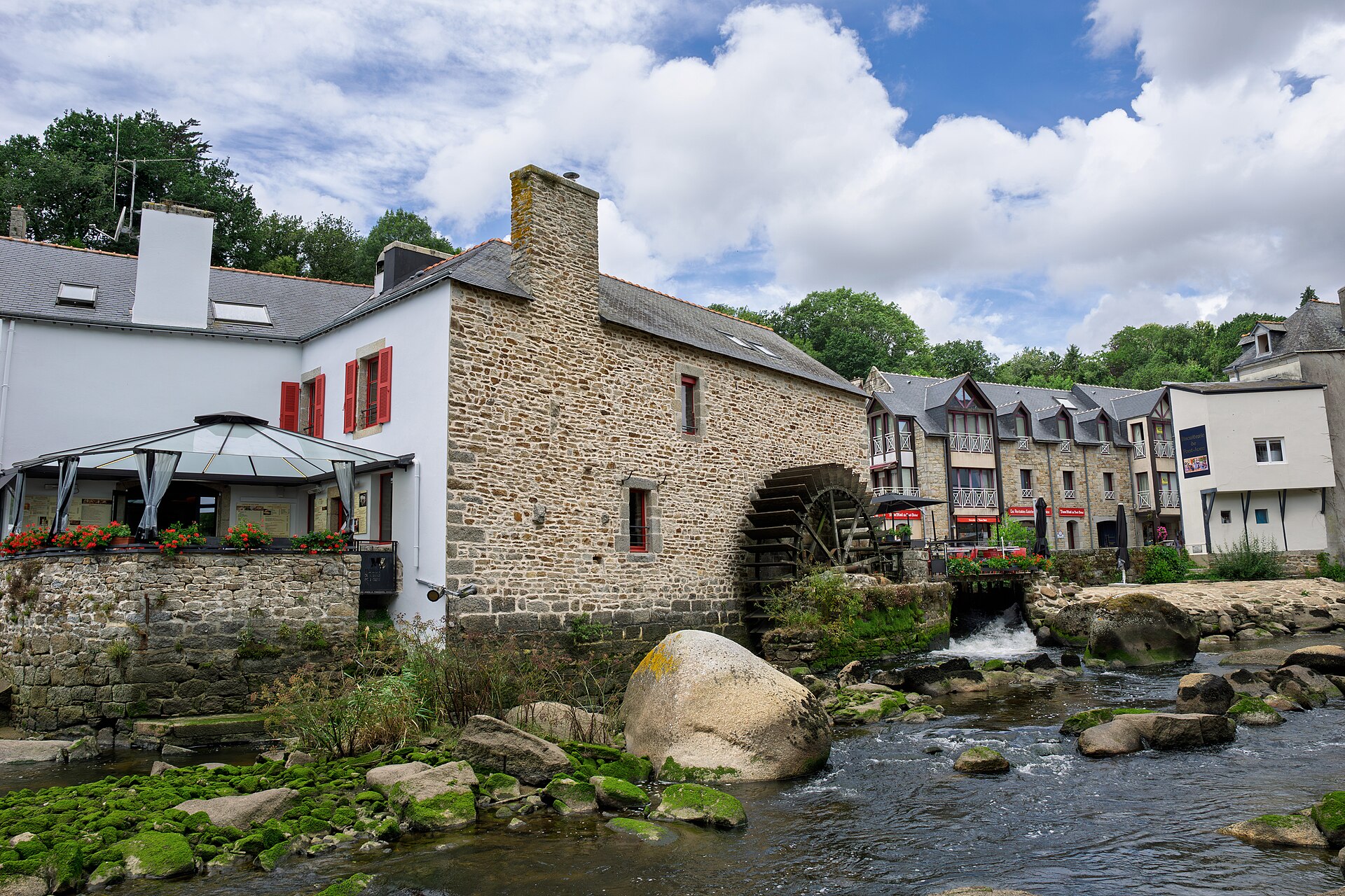 Le moulin du Grand Poulguin et sa roue à aubes au bord de l'Aven à Pont-Aven