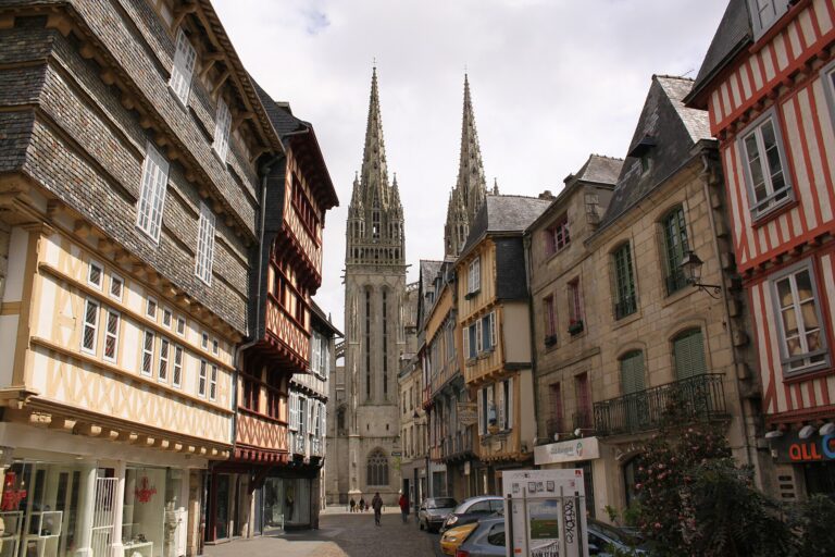 La cathedrale Saint-Corentin de Quimper et ses deux fleches gothiques