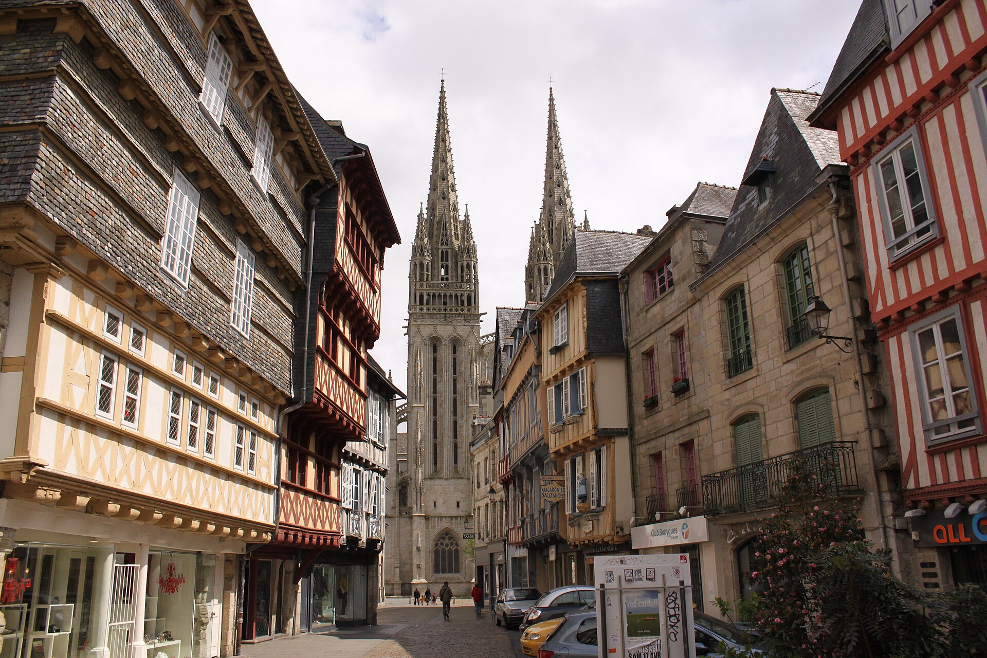 La cathedrale Saint-Corentin de Quimper et ses deux fleches gothiques