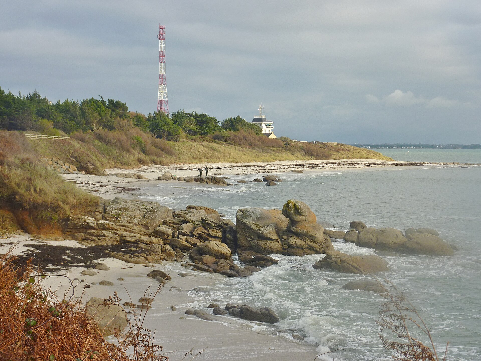 Le sémaphore de Beg-Meil dominant la côte rocheuse à la pointe de Fouesnant