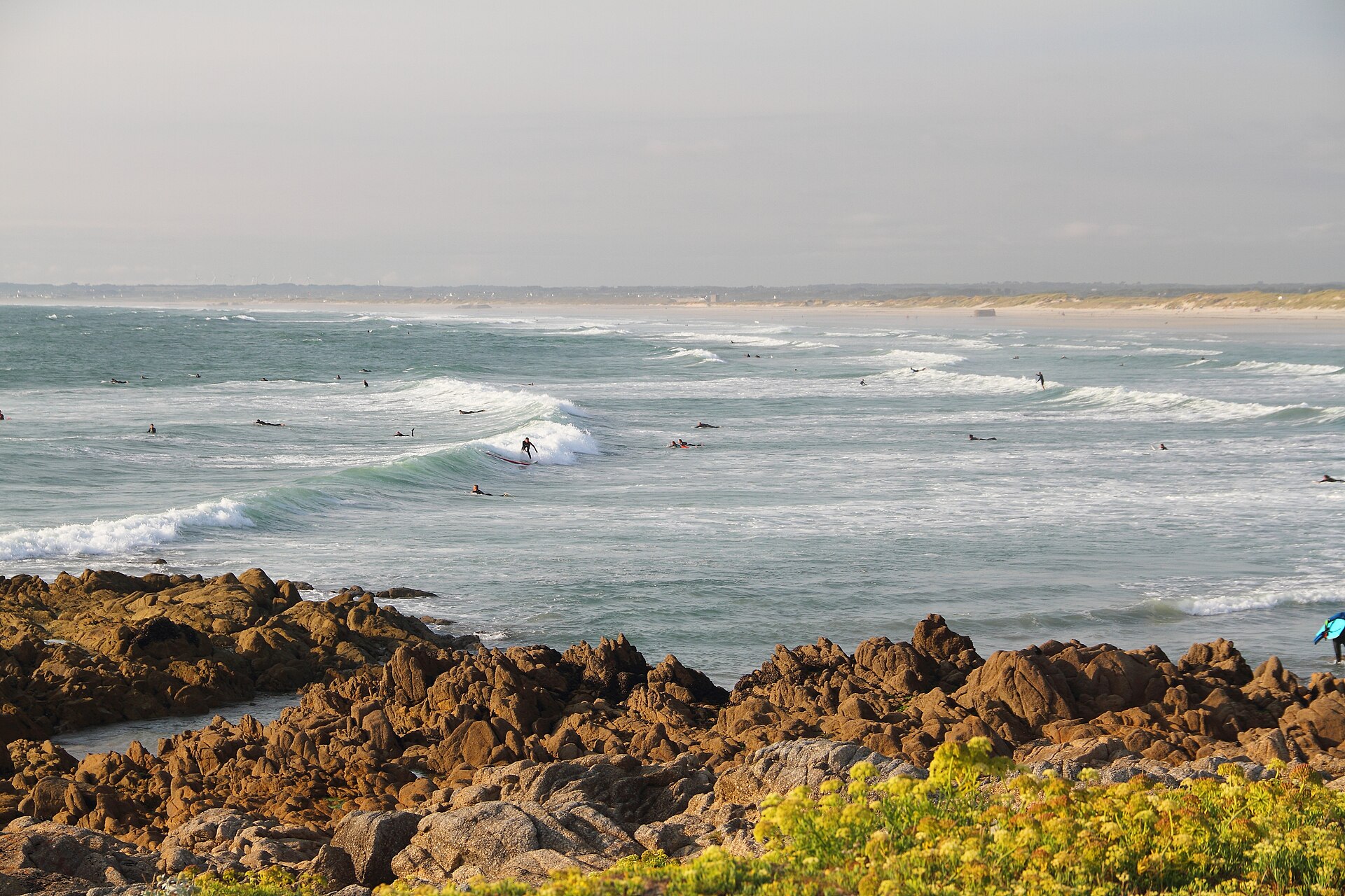 Surfeurs dans les vagues de la pointe de la Torche, Finistère