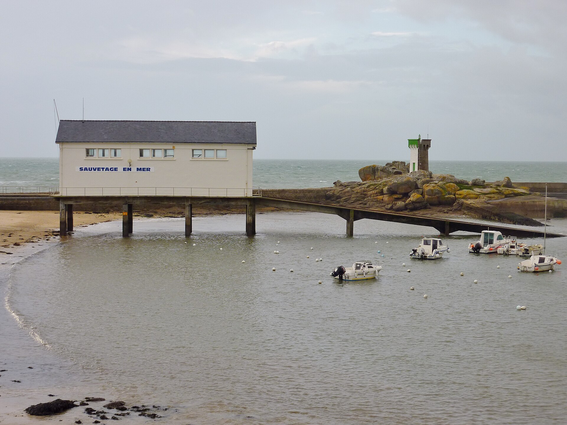 Le petit port de Trévignon à Trégunc, station de sauvetage et rochers de granit